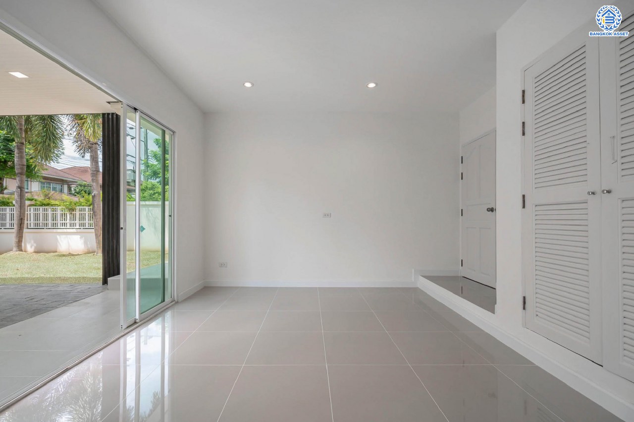 บ้านมือสองตกแต่งใหม่ โครงการ สิทธารมย์รีเจนท์ ลาดพร้าว101 เนื้อที่ 75.3 ตร.ว. ฟังก์ชันรวม 3 ห้องนอน 3 ห้องน้ำ 1 ห้องอเนกประสงค์ จอดรถได้ 2 คัน กว้างขวาง พร้อมทุกการใช้งาน บนทำเลใจกลางเมือง เชื่อมต่อทั้ง ถนนนวมินทร์, ถนนนวลจันทร์, ถ.ลาดพร้าว, ถ.รามอินทรา ใกล้ The Walk เกษตรนวมินทร์ และทางด่วนรามอินทรา...